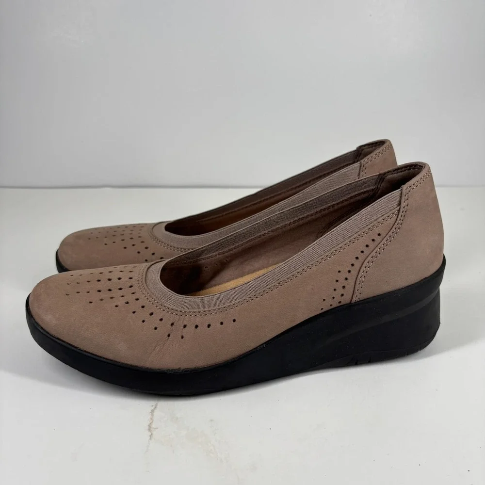 Clarks Suttyn Kaylie Women's 9.5M Light Taupe Casual Comfort Slip-On Wedge Shoes